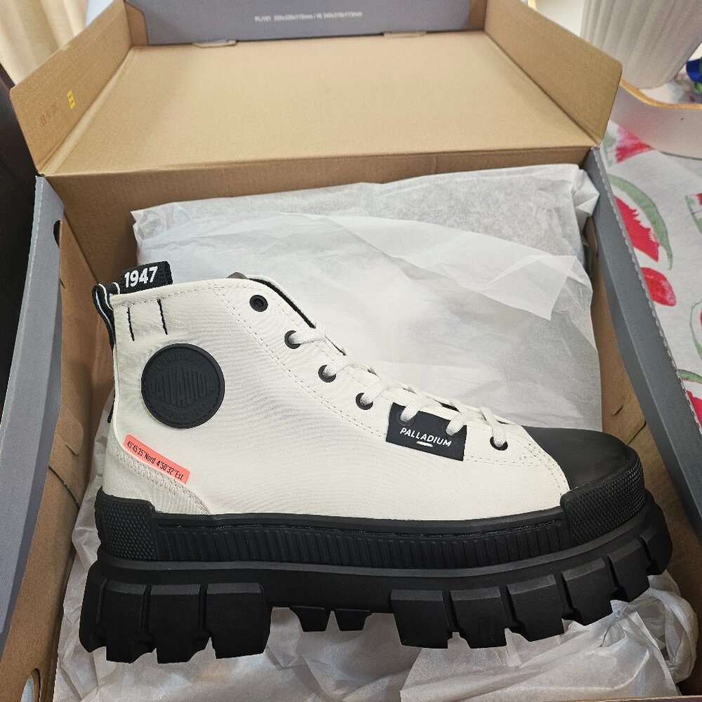 Palladium Revolt Hi Tx- Star White. Black Chunky Sole Sneakers